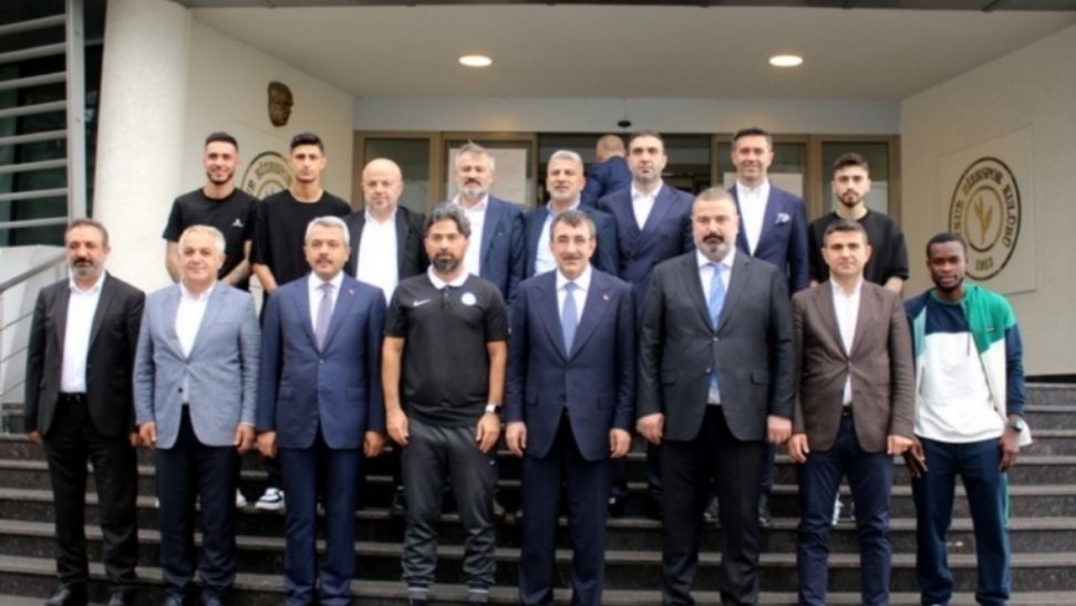 Cumhurbaskani-Yardimcisi-Cevdet-Yilmaz-Caykur-Rizesporu-Ziyaret-Etti.jpg