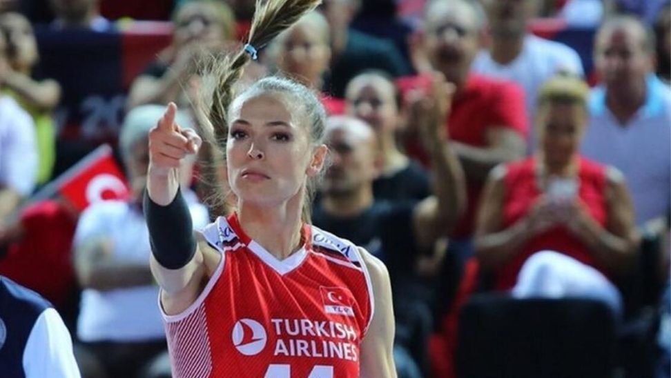 Fenerbahce-Eda-Erdemin-Heykelini-Dikecek.jpg