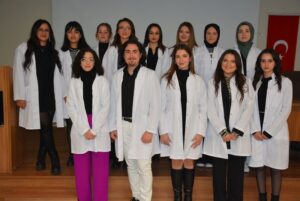 DÜZCE ÜNİVERSİTESİ KİMYA BÖLÜMÜ ÖĞRENCİLERİNİN BEYAZ ÖNLÜK GİYME HEYECANI