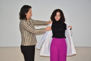 DÜZCE ÜNİVERSİTESİ KİMYA BÖLÜMÜ ÖĞRENCİLERİNİN BEYAZ ÖNLÜK GİYME HEYECANI