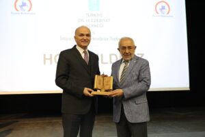 TDED GENEL BAŞKANI ERDEM DİLİMİZE YÖNELİK TEHLİKELERİ PAYLAŞTI