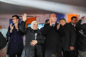 BAŞKAN FARUK ÖZLÜ’YE MİTİNG GİBİ MAHALLE TOPLANTISI BAŞKAN FARUK ÖZLÜ’YE MİTİNG GİBİ MAHALLE TOPLANTISI