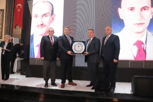 BİZ BÜYÜK BİR AİLEYİZ