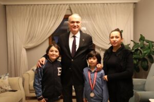 BAŞKAN ÖZLÜ OKUMA ŞAMPİYONU MİNİK YUSUF’U EVİNDE ZİYARET ETTİ
