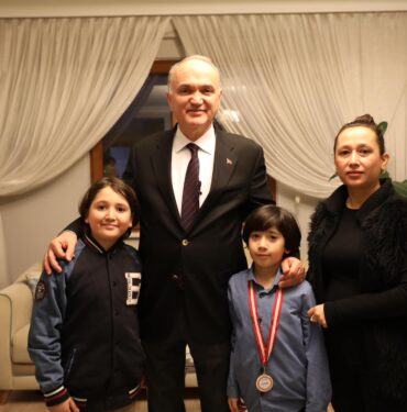 BAŞKAN ÖZLÜ OKUMA ŞAMPİYONU MİNİK YUSUF’U EVİNDE ZİYARET ETTİ ÇOCUK ZİYARET (1)