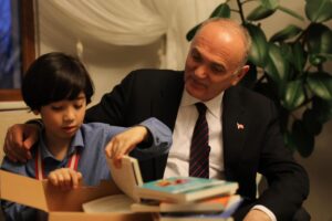 BAŞKAN ÖZLÜ OKUMA ŞAMPİYONU MİNİK YUSUF’U EVİNDE ZİYARET ETTİ