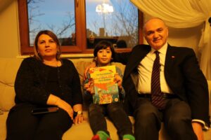 BAŞKAN ÖZLÜ OKUMA ŞAMPİYONU MİNİK YUSUF’U EVİNDE ZİYARET ETTİ