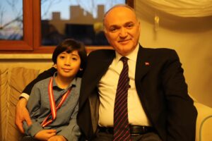 BAŞKAN ÖZLÜ OKUMA ŞAMPİYONU MİNİK YUSUF’U EVİNDE ZİYARET ETTİ
