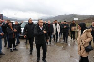 BAŞKAN KOLOĞLU GAMA İPLİK FABRİKASINDA GREV YAPAN İŞÇİLERE DESTEK VERDİ