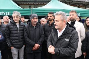 BAŞKAN KOLOĞLU GAMA İPLİK FABRİKASINDA GREV YAPAN İŞÇİLERE DESTEK VERDİ