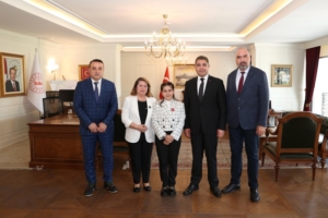 VALİ ASLAN GÖREVİ TEMSİLİ VALİ ELİF SU TANAY'A DEVİR ETTİ VALİ ASLAN GÖREVİ TEMSİLİ VALİ ELİF SU TANAY'A DEVİR ETTİ