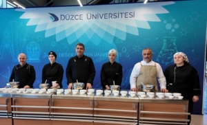VALİ ASLAN VE REKTÖR SÖZBİR ÇOCUKLAR İÇİN KEK YAPTI