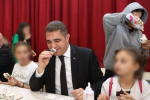 VALİ ASLAN VE REKTÖR SÖZBİR ÇOCUKLAR İÇİN KEK YAPTI