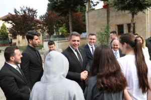 VALİ ASLAN VE REKTÖR SÖZBİR ÇOCUKLAR İÇİN KEK YAPTI