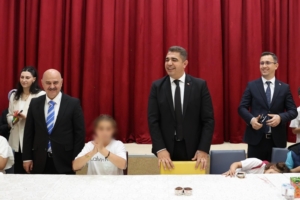 VALİ ASLAN VE REKTÖR SÖZBİR ÇOCUKLAR İÇİN KEK YAPTI VALİ ASLAN VE REKTÖR SÖZBİR ÇOCUKLAR İÇİN KEK YAPTI