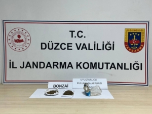 DÜZCE İL JANDARMA EKİPLERİ UYUŞTURUCU OPERASYONUNDA 12 ŞÜPHELİYİ YAKALADI DÜZCE İL JANDARMA EKİPLERİ UYUŞTURUCU OPERASYONUNDA 12 ŞÜPHELİYİ YAKALADI