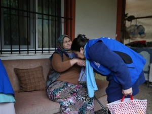 HİZMET GÖTÜRÜLEN ANNELERİ ZİYARET ETTİLER
