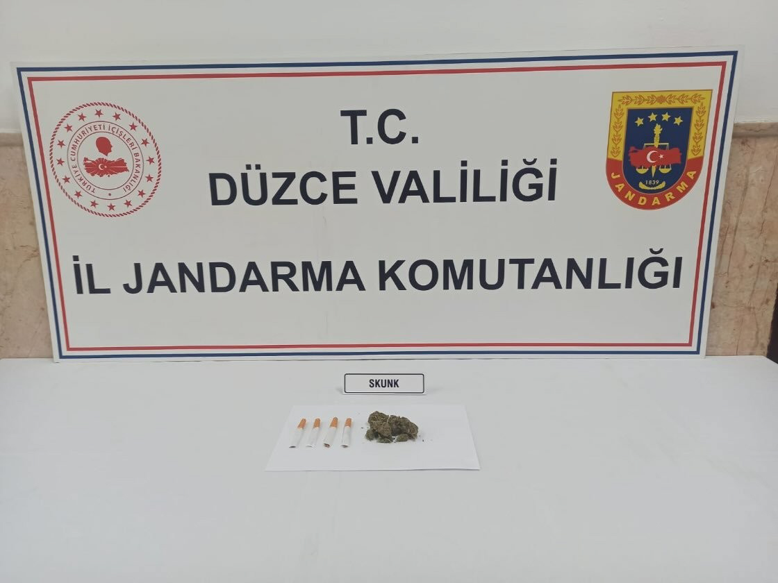 JANDARMA UYUŞTURUCU TACİRLERİNE GÖZ AÇTIRMIYOR JANDARMA UYUŞTURUCU TACİRLERİNE GÖZ AÇTIRMIYOR