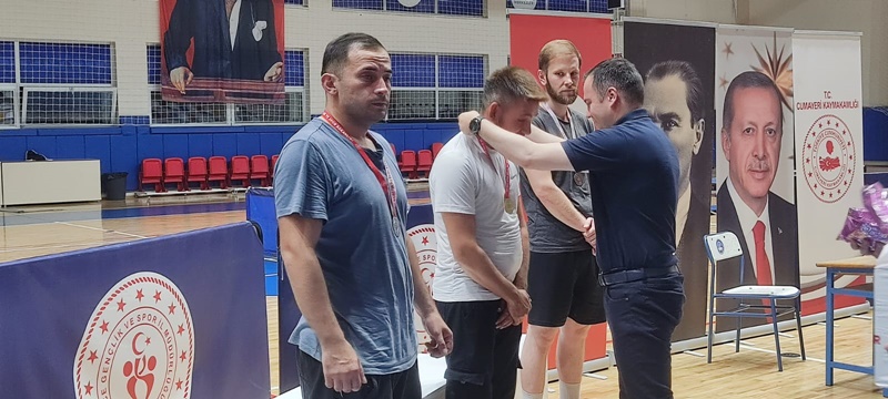 CUMAYERİ'NDE MASA TENİSİ TURNUVASI YAPILDI