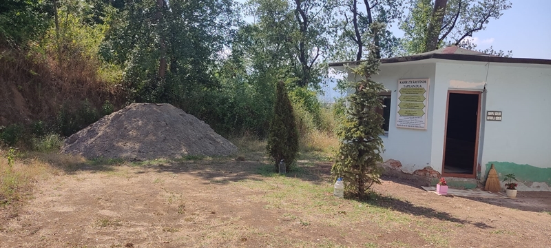 DEDEKORU TÜRBE VE MESİRE ALANI KADERİNE TERK EDİLDİ DEDEKORU TÜRBE VE MESİRE ALANI KADERİNE TERK EDİLDİ