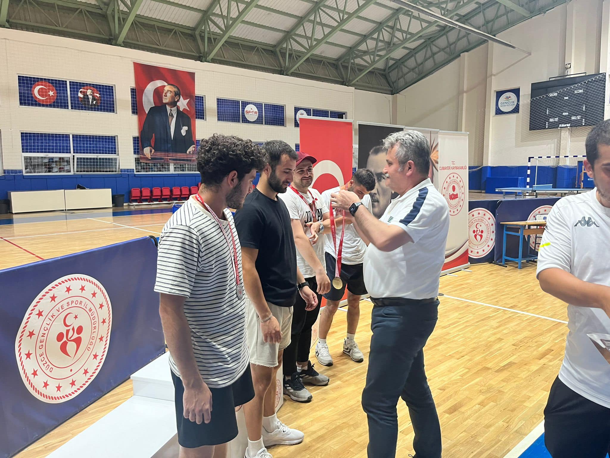 CUMAYERİ'NDE MASA TENİSİ TURNUVASI YAPILDI