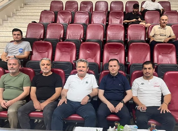 CUMAYERİ'NDE MASA TENİSİ TURNUVASI YAPILDI