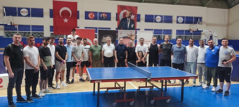 CUMAYERİ'NDE MASA TENİSİ TURNUVASI YAPILDI