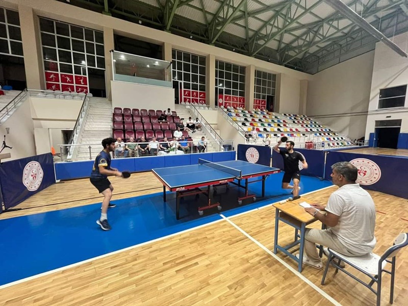 CUMAYERİ'NDE MASA TENİSİ TURNUVASI YAPILDI