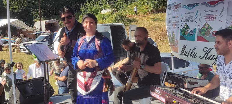 DEREKÖY ŞENLİKLERİNDE YEREL SANATÇI RÜZGARI ESTİ DEREKÖY ŞENLİKLERİNDE YEREL SANATÇI RÜZGARI ESTİ