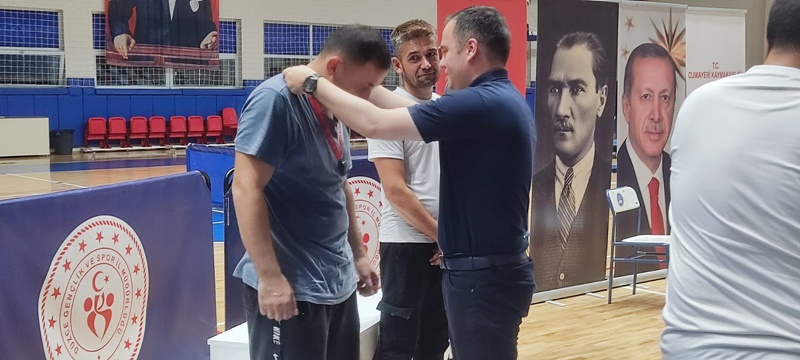 CUMAYERİ'NDE MASA TENİSİ TURNUVASI YAPILDI