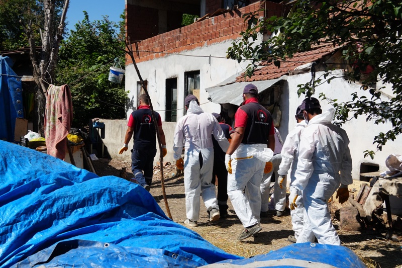 DÜZCE’DE 20 YILLIK ÇÖP EV TEMİZLENDİ;