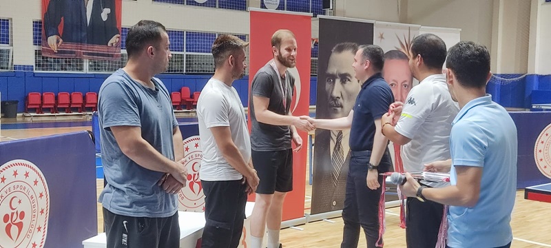 CUMAYERİ'NDE MASA TENİSİ TURNUVASI YAPILDI