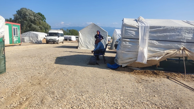 ÇİLİMLİ'DE MEVSİMLİK İŞÇİLERİN ELEKTRİK ÇİLESİ