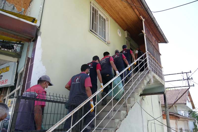 ÇÖP EVE EKİPLER MÜDAHALE ETTİ