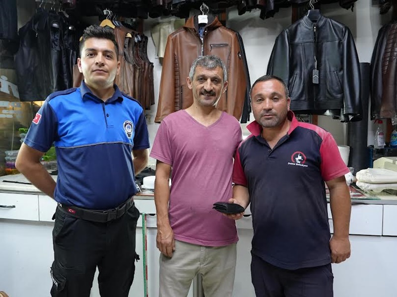 BELEDİYE PERSONELİNDEN ÖRNEK DAVRANIŞ BELEDİYE PERSONELİNDEN ÖRNEK DAVRANIŞ