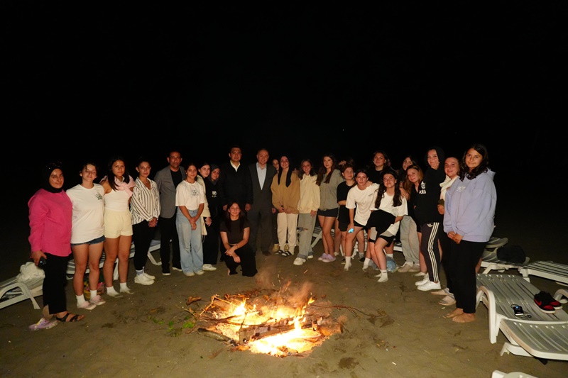 BAŞKAN FARUK ÖZLÜ GENÇLERLE BULUŞTU BAŞKAN FARUK ÖZLÜ GENÇLERLE BULUŞTU