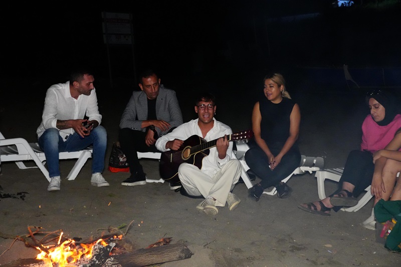 BAŞKAN FARUK ÖZLÜ GENÇLERLE BULUŞTU BAŞKAN FARUK ÖZLÜ GENÇLERLE BULUŞTU