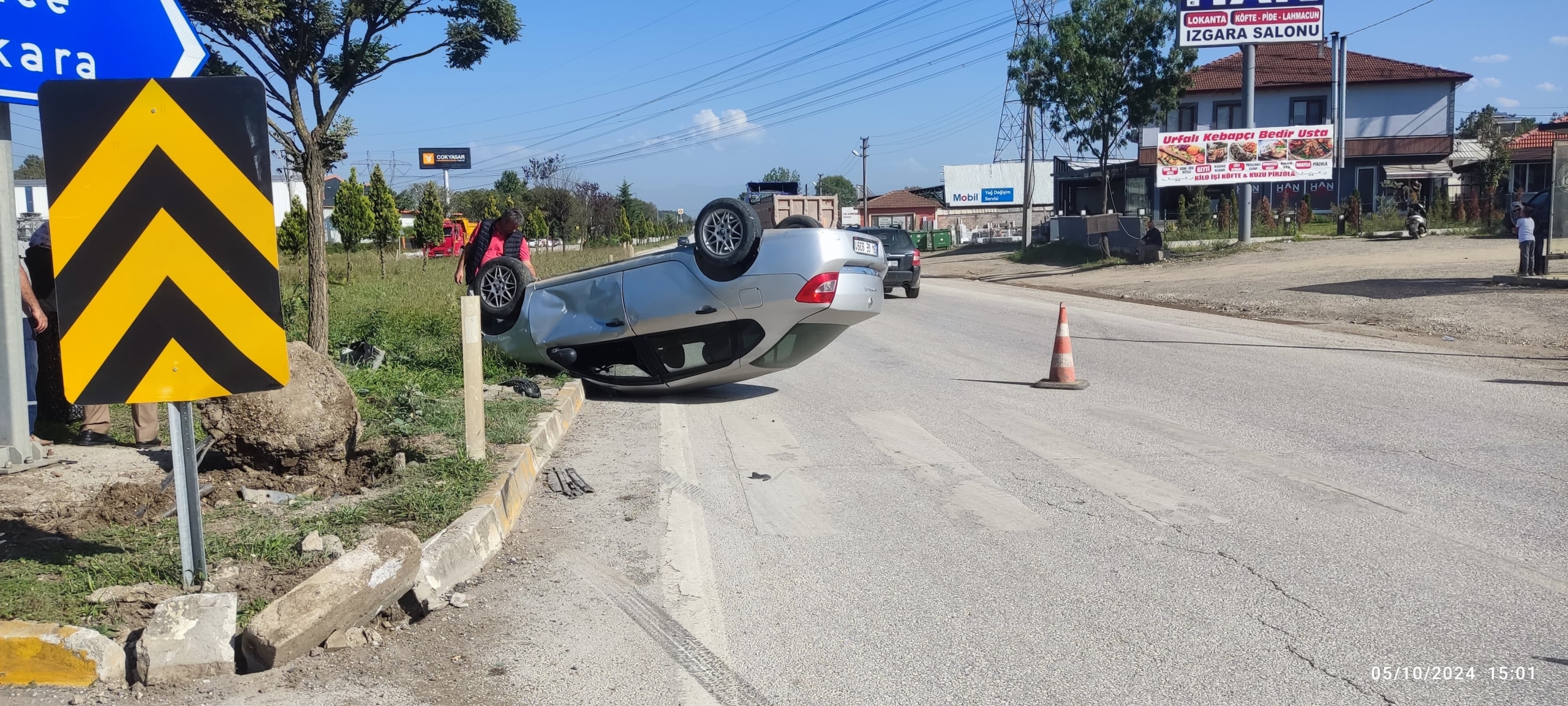 TRAFİK IŞIKLARINA ÇARPAN ARAÇ TERS DÖNDÜ