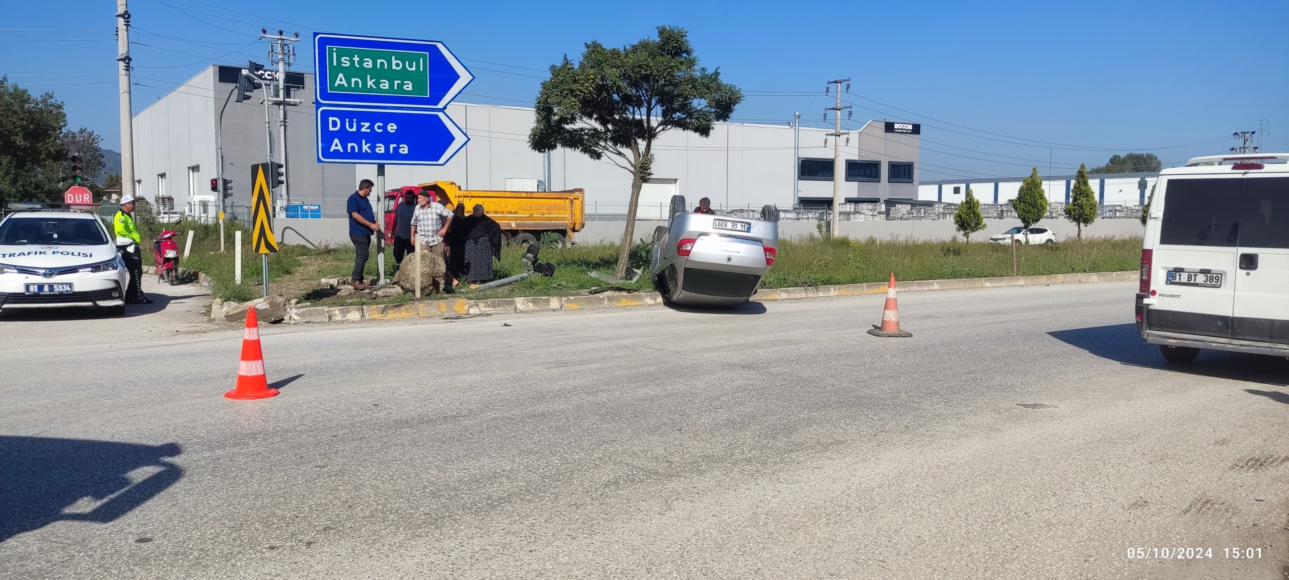 TRAFİK IŞIKLARINA ÇARPAN ARAÇ TERS DÖNDÜ