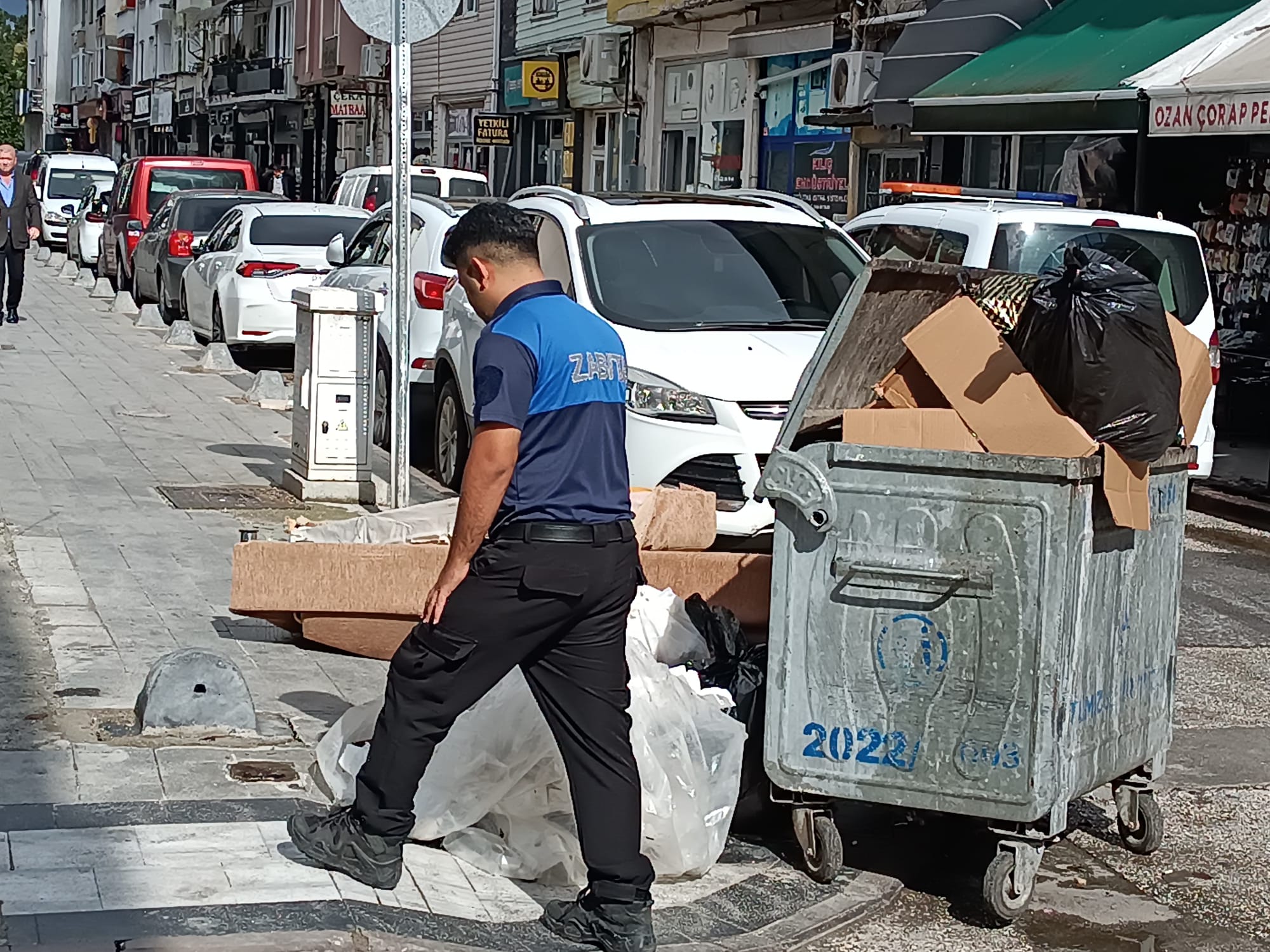 ÇEVREYİ KİRLETEN ŞAHIS KAMERALARDAN TESPİT EDİLDİ