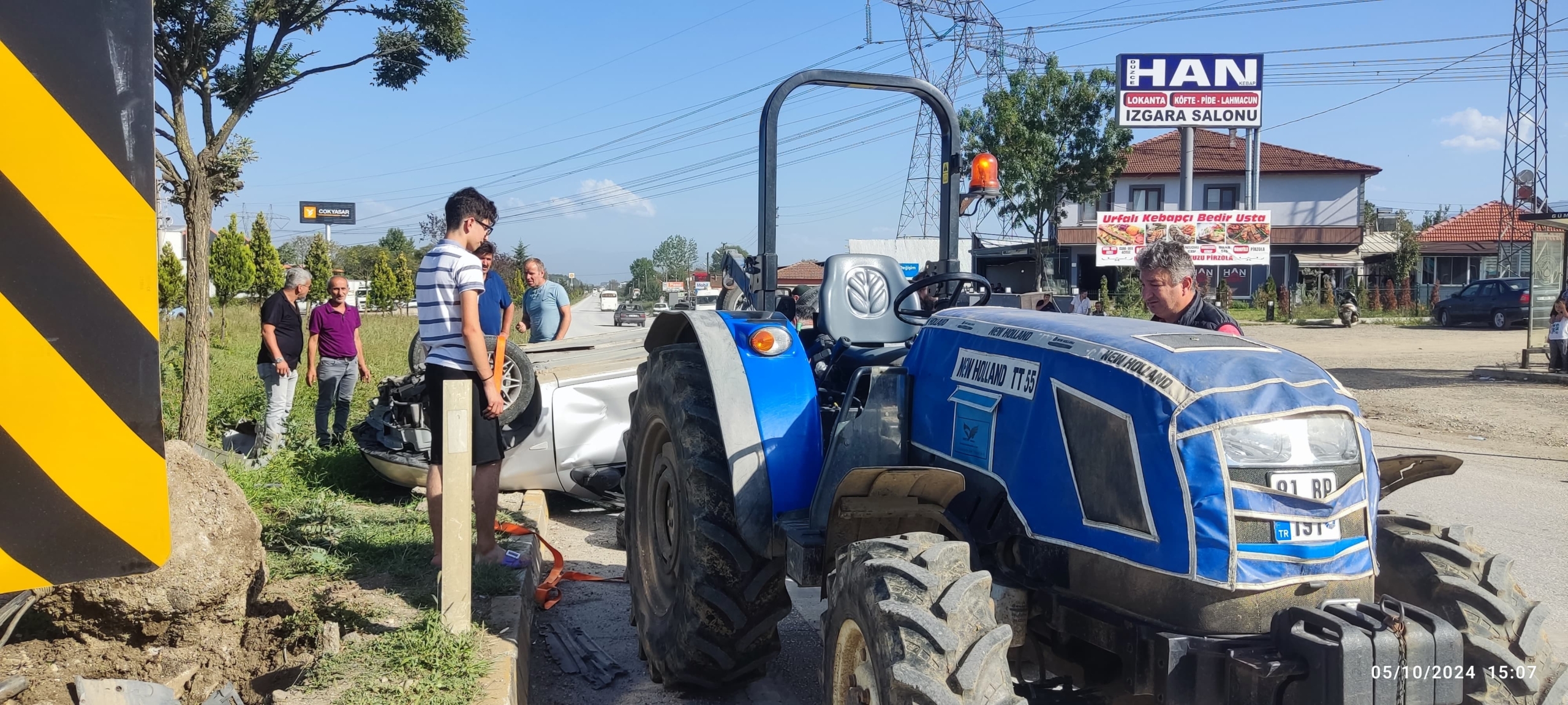 TRAFİK IŞIKLARINA ÇARPAN ARAÇ TERS DÖNDÜ