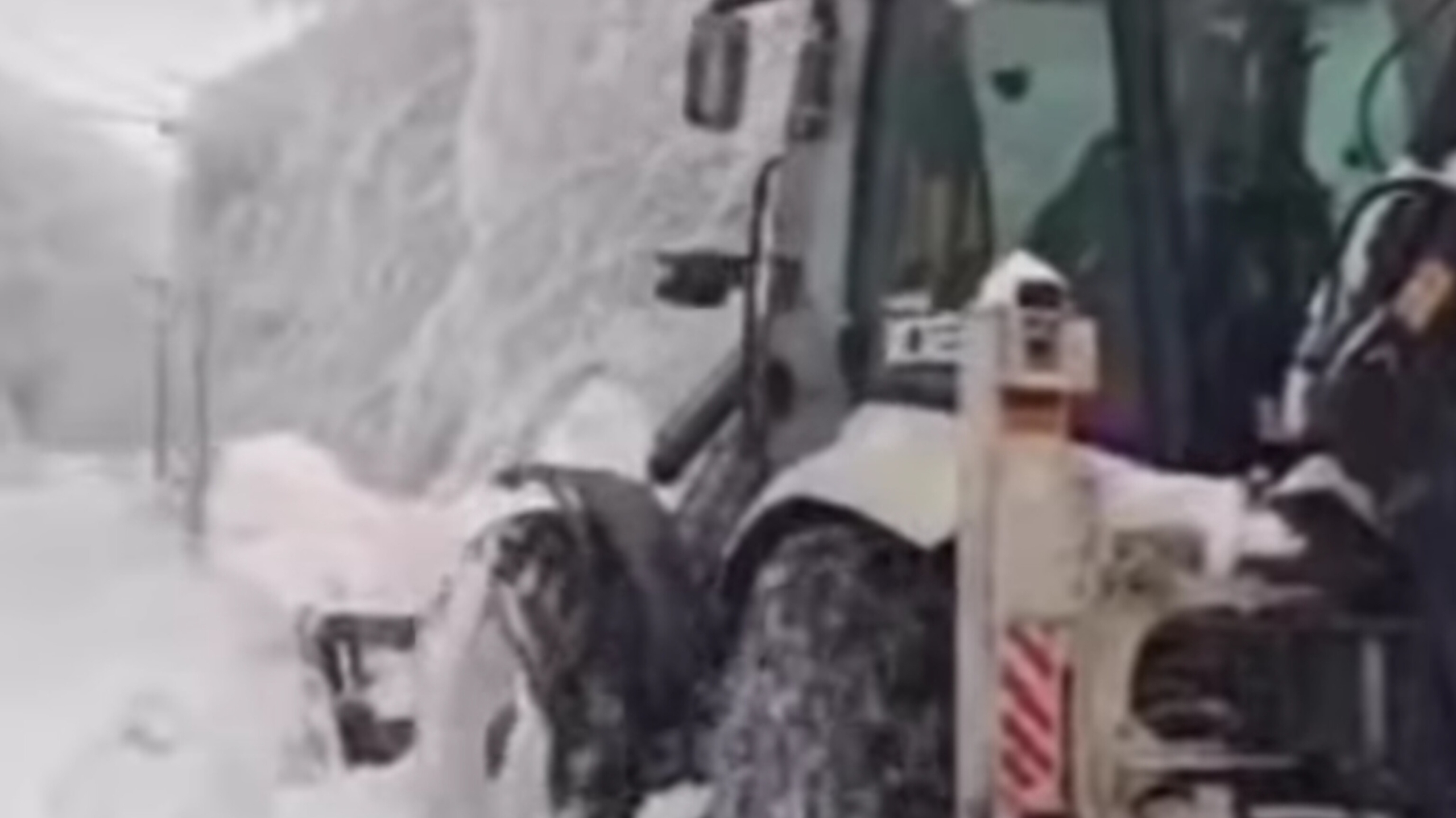 ÖZLE İDARE EKİPLERİ YOL AÇMA ÇALIŞMALARI DEVAM EDİYOR