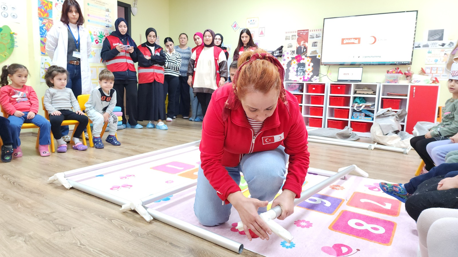 KIZILAY’DAN MİNİK ÖĞRENCİLERE ZİYARET