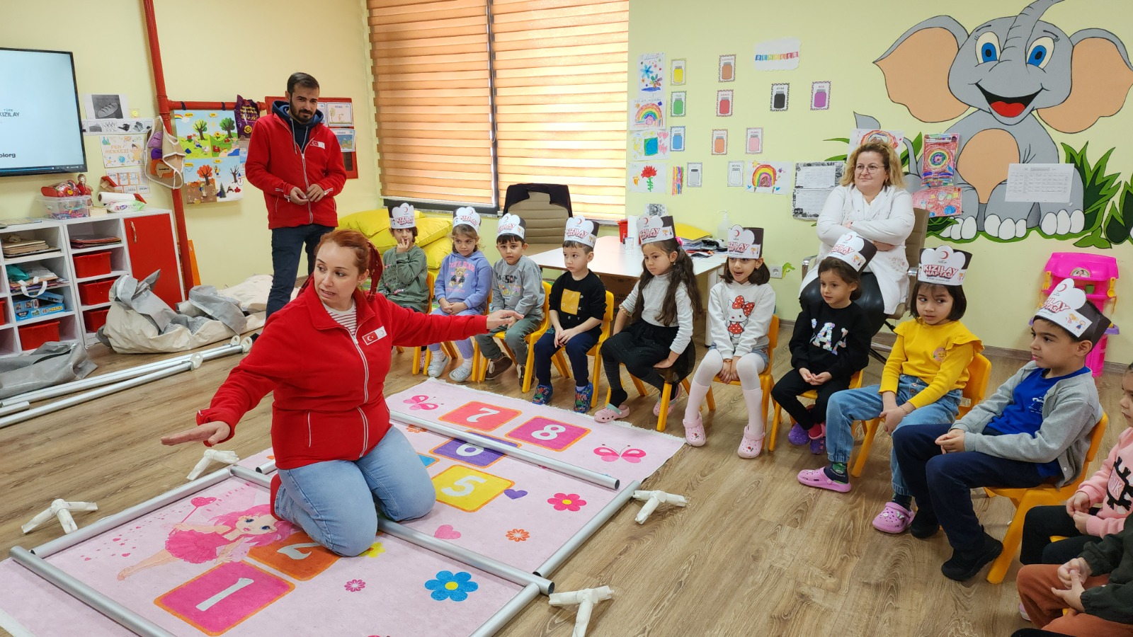 KIZILAY’DAN MİNİK ÖĞRENCİLERE ZİYARET