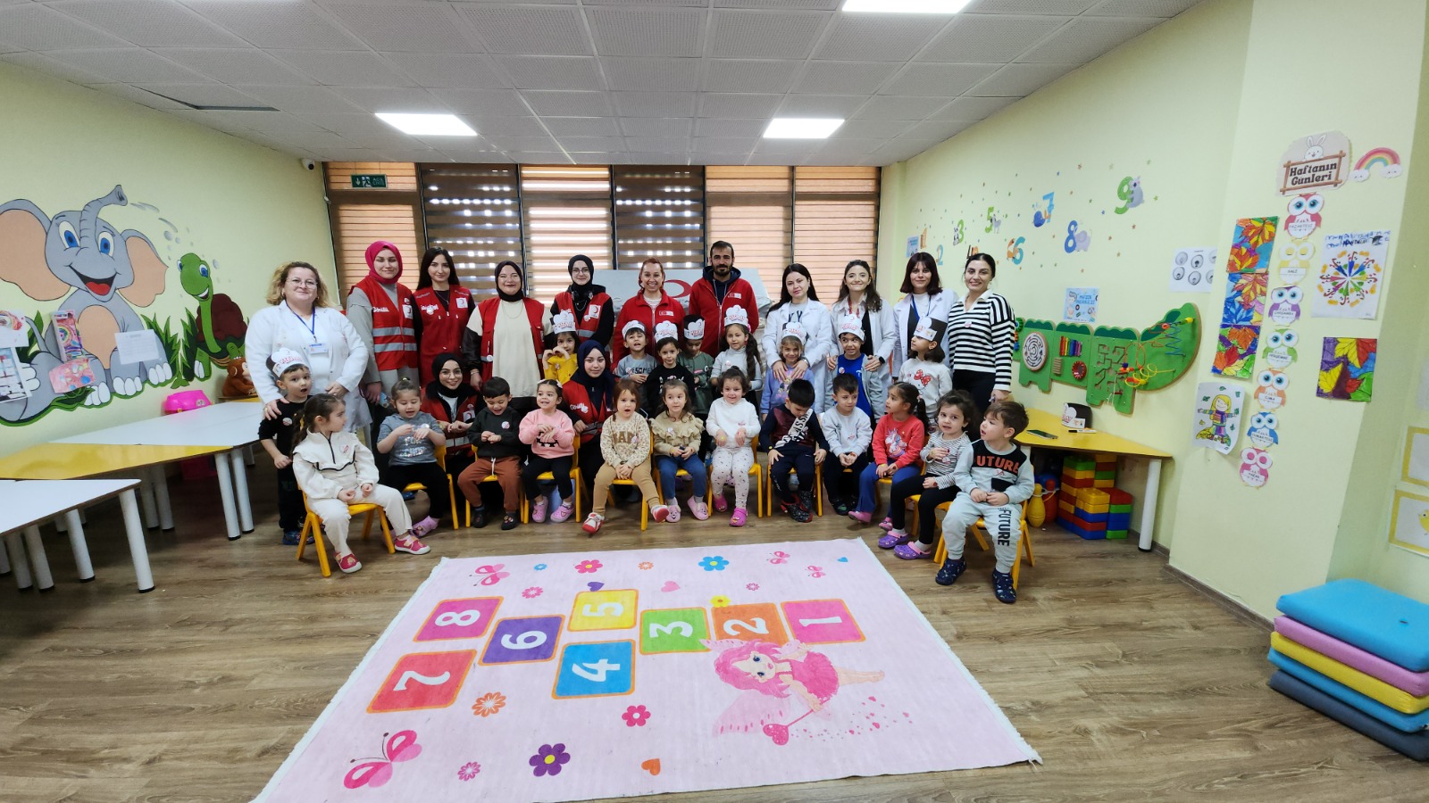 KIZILAY’DAN MİNİK ÖĞRENCİLERE ZİYARET