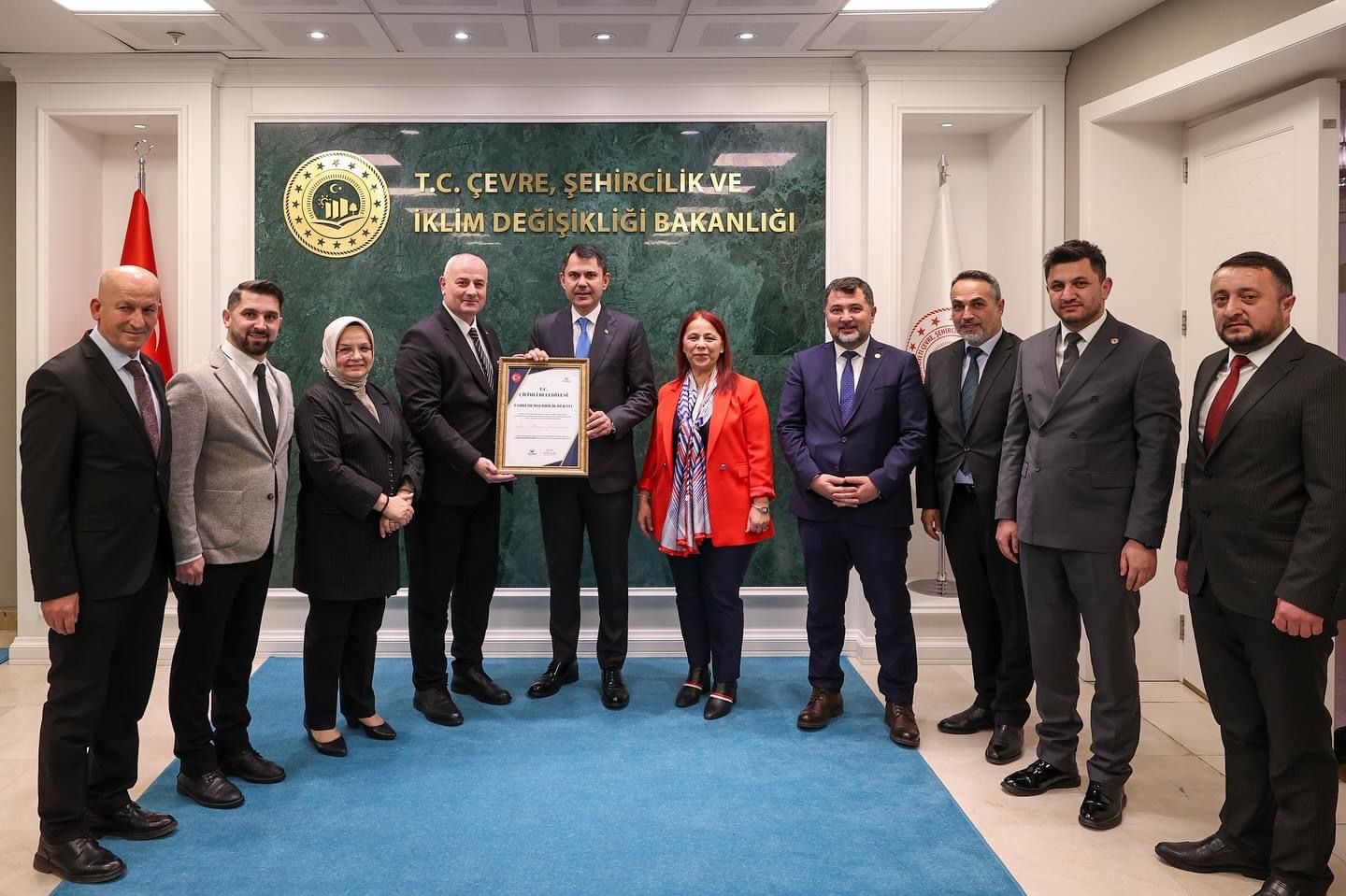 AK PARTİ HEYETİ'NDEN BAKAN KURUM'A ZİYARET