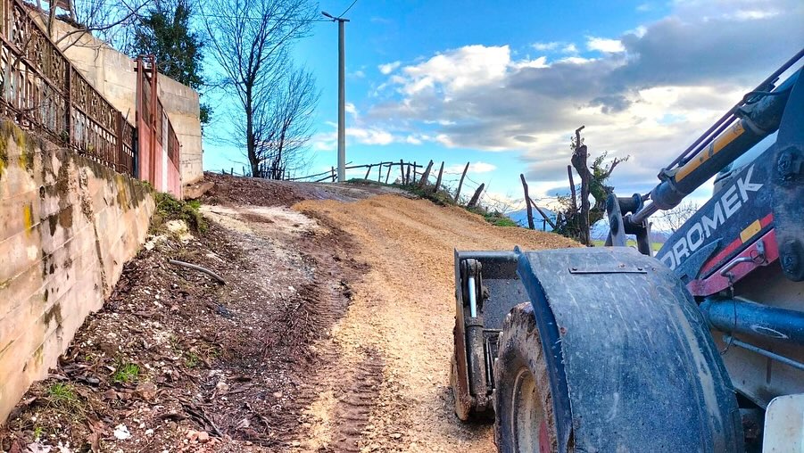 KÖYLER'DE YOL BAKIM ÇALIŞMALARI DEVAM EDİYOR KÖYLER'DE YOL BAKIM ÇALIŞMALARI DEVAM EDİYOR