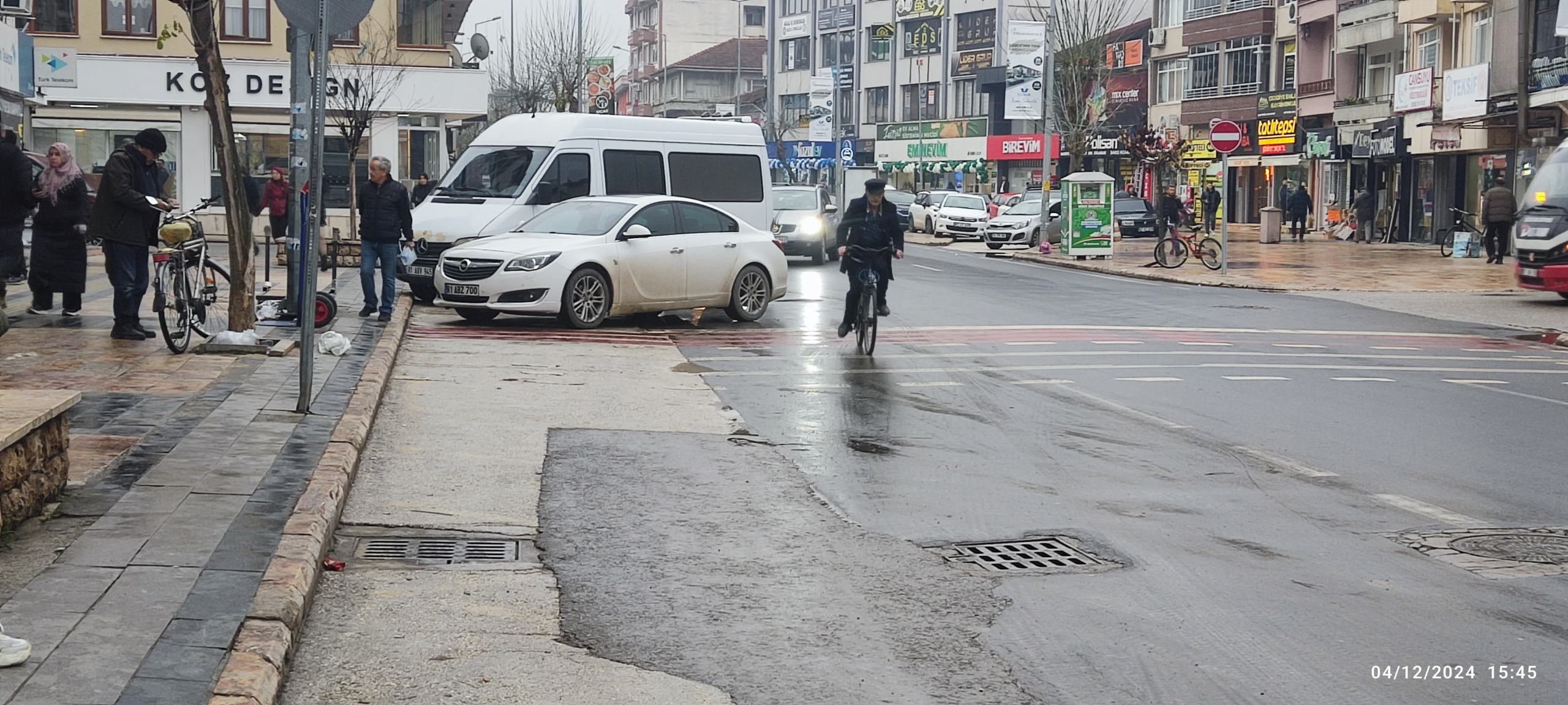 PARK YASAĞI TABELASINI VE YAYA GEÇİTİ'Nİ HİÇE SAYDILAR