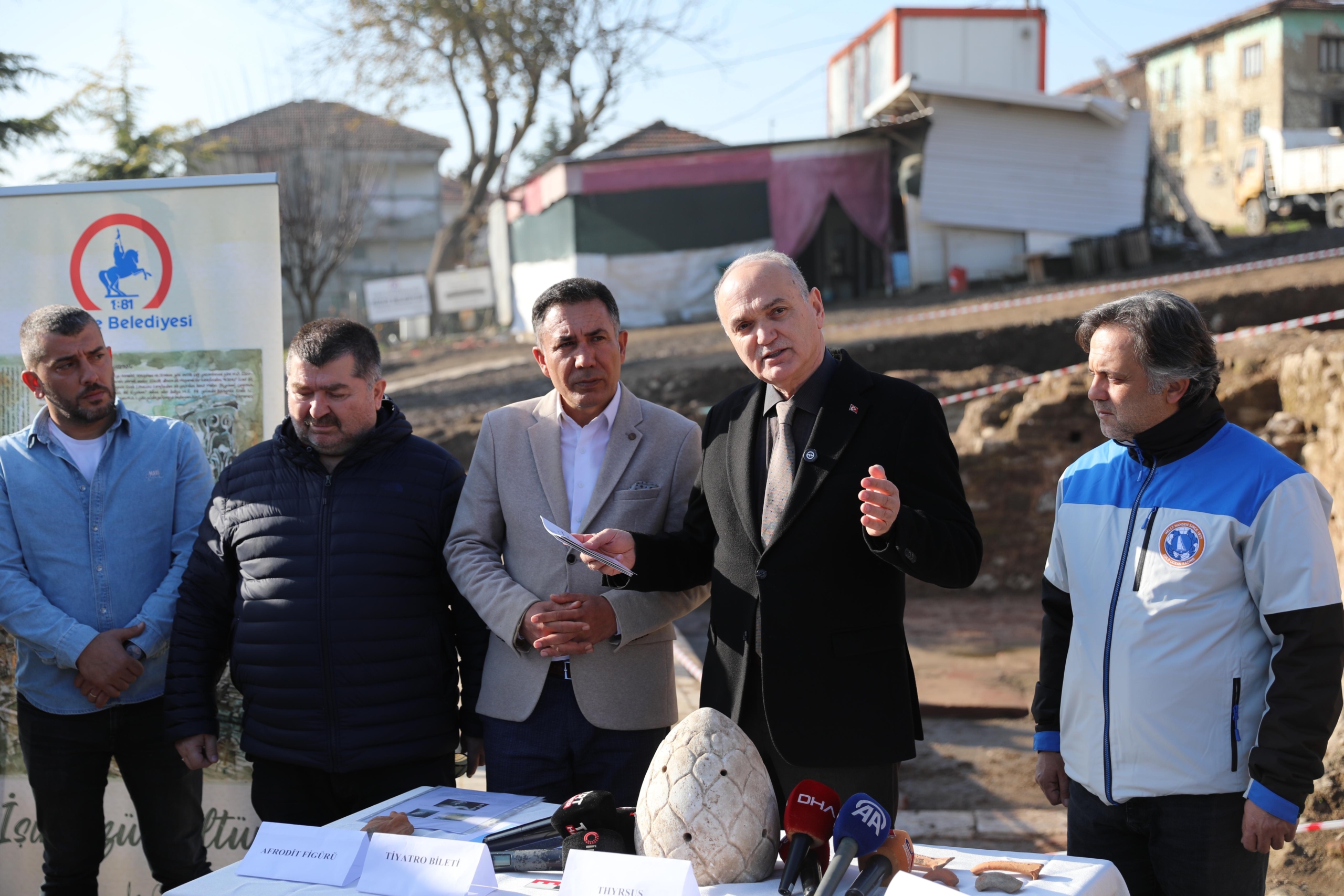 ROMA DÖNEMİNE AİT TİYATRO BİLETİ BULUNDU ROMA DÖNEMİNE AİT TİYATRO BİLETİ BULUNDU