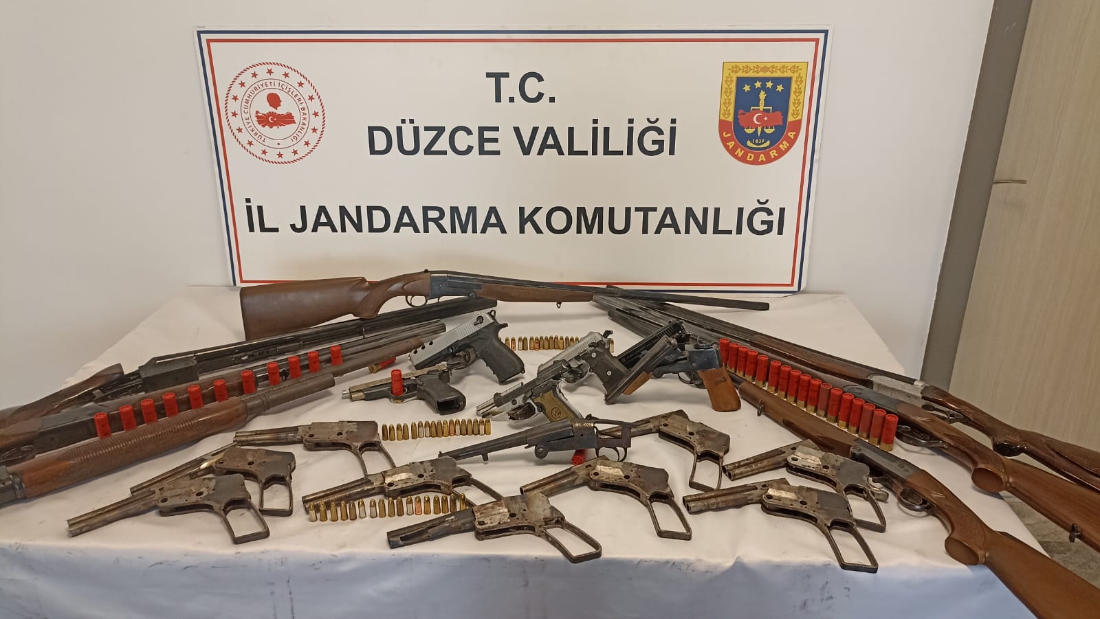 Düzce'de Kaçak Silah Atölyesine Jandarma Baskını: